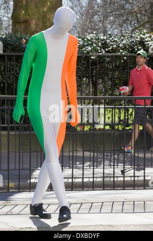 Uomo in un irlandese Morphsuit colorato a Londra per il giorno di San Patrizio Parade Foto Stock