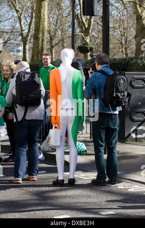 Uomo in un irlandese Morphsuit colorato a Londra per il giorno di San Patrizio Parade Foto Stock