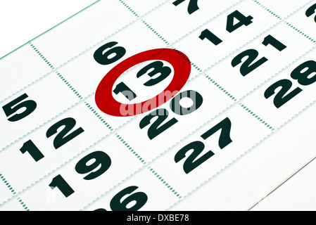 Tredicesimo giorno nel calendario, tredicesimo giorno segnato in calendario cartaceo recante sul tavolo. Venerdì il tredicesimo. Foto Stock