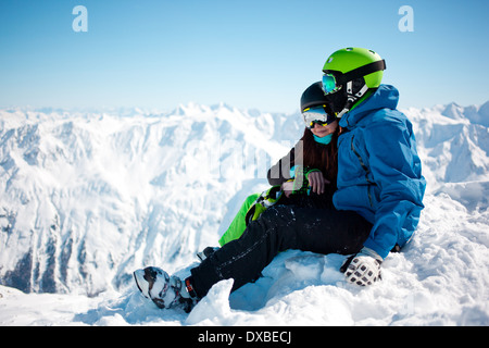 Giovane coppia felice in montagne innevate. Foto Stock