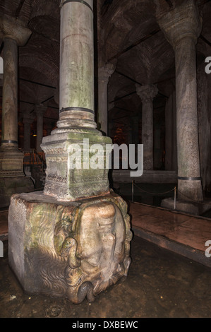 Antica scolpita testa di Medusa utilizzato per il supporto nella colonna Yerebatan cisterna sotterranea, Sultanahmet, Istanbul, Turchia. Foto Stock