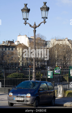 Auto parcheggiate al Pont Neuf Parigi Foto Stock