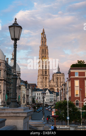 Vista in Cattedrale di Nostra Signora e Suikerrui street in Anversa, Belgio Foto Stock