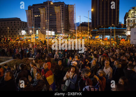 Madrid, Spagna. 22 Mar, 2014. Polizia spagnola e manifestanti si scontrano alla fine durante un anti-austerità manifestazione denominata ''Marco di dignità" contro la terribile condizione dell economia che ha attirato decine di migliaia di persone al centro di Madrid il sabato 22 marzo, 2014. La polizia ha detto in una dichiarazione più di un centinaio di persone sono state ferite 55 ufficiali alcuni di loro con gravi ferite e 29 persone sono state arrestate. Credito: Michael Bunel/NurPhoto/ZUMAPRESS.com/Alamy Live News Foto Stock