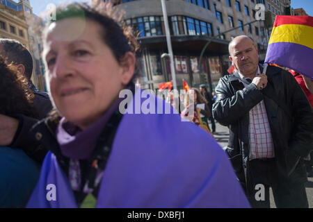 Madrid, Spagna. 22 Mar, 2014. Polizia spagnola e manifestanti si scontrano alla fine durante un anti-austerità manifestazione denominata ''Marco di dignità" contro la terribile condizione dell economia che ha attirato decine di migliaia di persone al centro di Madrid il sabato 22 marzo, 2014. La polizia ha detto in una dichiarazione più di un centinaio di persone sono state ferite 55 ufficiali alcuni di loro con gravi ferite e 29 persone sono state arrestate. Credito: Michael Bunel/NurPhoto/ZUMAPRESS.com/Alamy Live News Foto Stock