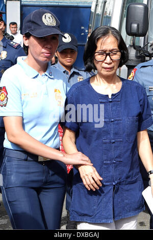 Quezon City, Filippine. 23 Mar, 2014. Wilma Tiamzon (R), segretario generale del partito comunista delle Filippine (CPP) - NPA, è stato arrestato dalla polizia a Camp Crame in Quezon City, Filippine, 23 marzo 2014. Il governo filippino ha espresso la disponibilità di domenica per proteggere i cittadini contro eventuali attacchi di rappresaglia che la sinistra Nuovo Esercito del popolo (NPA) avrebbe avviato a seguito della cattura di due suoi alti dirigenti. Credit: PNP HANDOUT FOTO/Xinhua/Alamy Live News Foto Stock