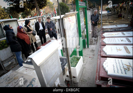 Tehran, Iran. 22 Mar, 2014. Il popolo iraniano rispetto a pagamento presso il cimitero di soldati che sono stati uccisi durante il 1980-88 guerra Iran-Iraq, a Tehran, Iran, Marzo 22, 2014. Credito: Ahmad Halabisaz/Xinhua/Alamy Live News Foto Stock