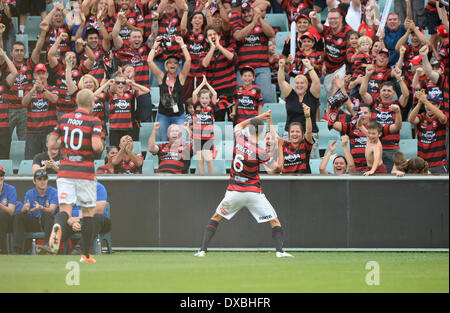 Sydney, Australia. 23 Mar, 2014. Wanderers centrocampista J&#xe9;Roma punteggi Polenz durante la Hyundai una partita del campionato tra Western Sydney Wanderers FC e Perth FC dalla Pirtek Stadium, Parramatta. Il Wanderers vinto 3-0. Credito: Azione Sport Plus/Alamy Live News Foto Stock