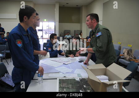 Perth, Australia. 23 Mar, 2014. Gli ufficiali di volo dal cinese Air Force parla con Royal Australian Air Force Officer presso il Royal Australian Air Force Base Pearce nel nord di Perth, Australia, il 23 marzo 2014. Due Il-76 aeromobile da parte cinese di Air Force, che entreranno a far parte della ricerca nel sud dell'Oceano Indiano il lunedì dopo i consigli di AMSA, è arrivato in corrispondenza della base dell'aria. Credito: Huang Shubo/Xinhua/Alamy Live News Foto Stock