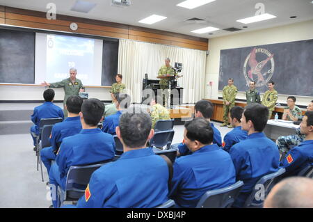 Perth, Australia. 23 Mar, 2014. Gli ufficiali di volo dal cinese Air Force e la Royal Australian Air Force officers discutere corso di volo presso il Royal Australian Air Force Base Pearce nel nord di Perth, Australia, il 23 marzo 2014. Due Il-76 aeromobile da parte cinese di Air Force, che entreranno a far parte della ricerca nel sud dell'Oceano Indiano il lunedì dopo i consigli di AMSA, è arrivato in corrispondenza della base dell'aria. Credito: Huang Shubo/Xinhua/Alamy Live News Foto Stock