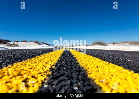 Strisce gialle in autostrada Foto Stock