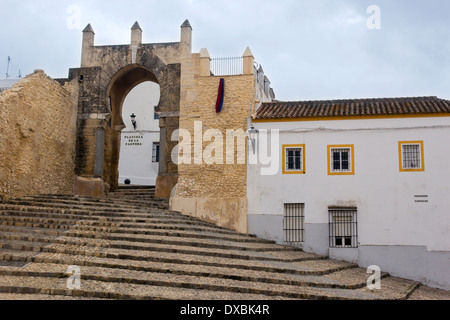 A Medina Sidonia, la provincia di Cadiz Cadice, Andalusia, Spagna. Arco de La Pastora e le mura della città. Foto Stock