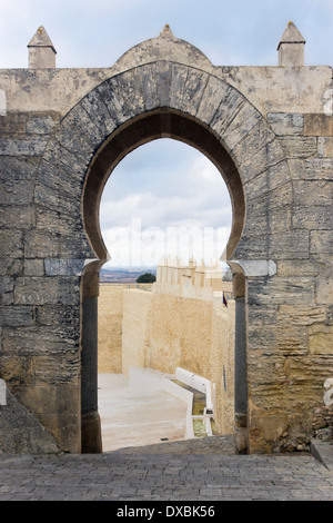 A Medina Sidonia, la provincia di Cadiz Cadice, Andalusia, Spagna. Arco de La Pastora e le mura della città. Foto Stock