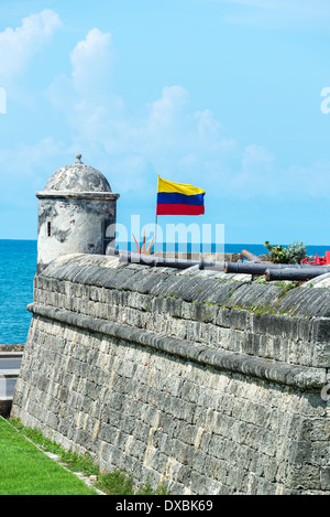 Mura difensive di Cartagena con un colombiano bandiera sventola e diversi cannoni visibili nel centro storico di Cartagena, Colombia Foto Stock