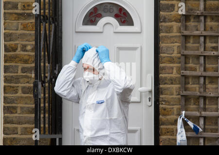 Hackney Londra, Regno Unito. Il 23 marzo 2014. Forensic poliziotti immettere la terrazza casa dopo una ragazza adolescente ritiene essere di 15 anni è stato trovato girato all'interno di una casa a Hackney East London Credit: amer ghazzal/Alamy Live News Foto Stock