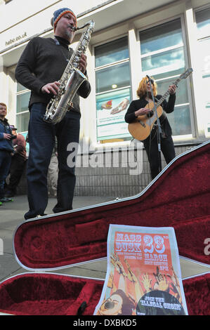Camden Town, Londra, Regno Unito. Il 23 marzo 2014. Buskers stadio a 'Meet e marmellata' busk in segno di protesta contro il musicista di strada senza una licenza di Camden diventando punibile con una multa fino a £ 1.000 Credito: Matteo Chattle/Alamy Live News Foto Stock