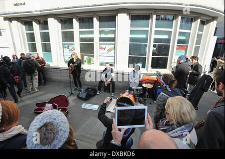 Camden Town, Londra, Regno Unito. Il 23 marzo 2014. Buskers stadio a 'Meet e marmellata' busk in segno di protesta contro il musicista di strada senza una licenza di Camden diventando punibile con una multa fino a £ 1.000 Credito: Matteo Chattle/Alamy Live News Foto Stock