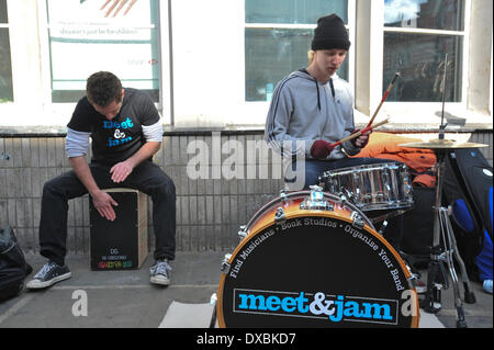 Camden Town, Londra, Regno Unito. Il 23 marzo 2014. Buskers stadio a 'Meet e marmellata' busk in segno di protesta contro il musicista di strada senza una licenza di Camden diventando punibile con una multa fino a £ 1.000 Credito: Matteo Chattle/Alamy Live News Foto Stock