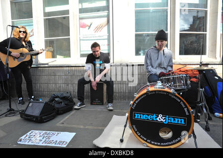 Camden Town, Londra, Regno Unito. Il 23 marzo 2014. Buskers stadio a 'Meet e marmellata' busk in segno di protesta contro il musicista di strada senza una licenza di Camden diventando punibile con una multa fino a £ 1.000 Credito: Matteo Chattle/Alamy Live News Foto Stock