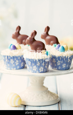 Tortine decorate con cioccolato conigli pasquali Foto Stock