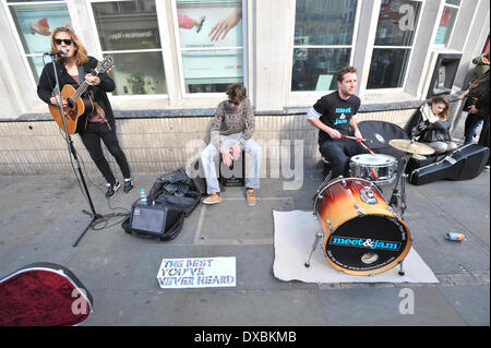 Camden Town, Londra, Regno Unito. Il 23 marzo 2014. Buskers stadio a 'Meet e marmellata' busk in segno di protesta contro il musicista di strada senza una licenza di Camden diventando punibile con una multa fino a £ 1.000 Credito: Matteo Chattle/Alamy Live News Foto Stock