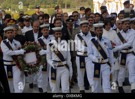 Karachi. 23 mar 1940. Marina militare pakistano cadetti marzo durante il Pakistan Giornata Nazionale cerimonia presso la tomba del paese del padre fondatore Mohammad Ali Jinnah nel sud del Pakistan città portuale di Karachi, 23 marzo 2014. Pakistani celebrare la Giornata Nazionale per commemorare il 23 marzo 1940, risoluzione di leader islamici in India britannica che alla fine ha portato alla formazione del Pakistan. Credito: Masroor/Xinhua/Alamy Live News Foto Stock