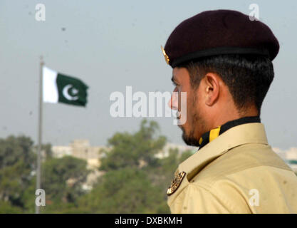 Karachi. 23 mar 1940. Un pakistano Navy cadet sta di guardia durante il Pakistan Giornata Nazionale cerimonia presso la tomba del paese del padre fondatore Mohammad Ali Jinnah nel sud del Pakistan città portuale di Karachi, 23 marzo 2014. Pakistani celebrare la Giornata Nazionale per commemorare il 23 marzo 1940, risoluzione di leader islamici in India britannica che alla fine ha portato alla formazione del Pakistan. Credito: Masroor/Xinhua/Alamy Live News Foto Stock