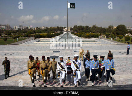 Karach, pakistano. 23 Mar, 2014. Marina militare pakistano cadetti marzo durante il Pakistan Giornata Nazionale cerimonia presso la tomba del paese del padre fondatore Mohammad Ali Jinnah nel sud del Pakistan città portuale di Karachi, 23 marzo 2014. Pakistani celebrare la Giornata Nazionale per commemorare il 23 marzo 1940, risoluzione di leader islamici in India britannica che alla fine ha portato alla formazione del Pakistan. Credito: Masroor/Xinhua/Alamy Live News Foto Stock