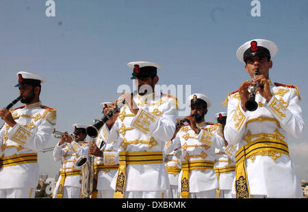 Karach, pakistano. 23 Mar, 2014. Un pakistano banda della marina militare esegue l inno nazionale durante il Pakistan Giornata Nazionale cerimonia presso la tomba del paese del padre fondatore Mohammad Ali Jinnah nel sud del Pakistan città portuale di Karachi, 23 marzo 2014. Pakistani celebrare la Giornata Nazionale per commemorare il 23 marzo 1940, risoluzione di leader islamici in India britannica che alla fine ha portato alla formazione del Pakistan. Credito: Masroor/Xinhua/Alamy Live News Foto Stock