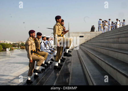 Karach, pakistano. 23 Mar, 2014. Marina militare pakistano cadetti marzo durante il Pakistan Giornata Nazionale cerimonia presso la tomba del paese del padre fondatore Mohammad Ali Jinnah nel sud del Pakistan città portuale di Karachi, 23 marzo 2014. Pakistani celebrare la Giornata Nazionale per commemorare il 23 marzo 1940, risoluzione di leader islamici in India britannica che alla fine ha portato alla formazione del Pakistan. Credito: Masroor/Xinhua/Alamy Live News Foto Stock