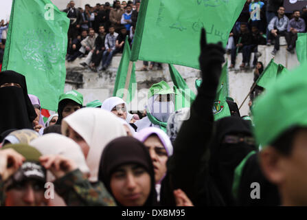 La striscia di Gaza, Territori palestinesi. 23 Mar, 2014. Sostenitori palestinese del movimento Hamas durante un rally in occasione del decimo anniversario dell'assassinio dello sceicco Ahmed Yassin, il leader spirituale del movimento, nella Striscia di Gaza City il 23 marzo 2014. Foto di Sameh Rahmi Credito: Sameh Rahmi/NurPhoto/ZUMAPRESS.com/Alamy Live News Foto Stock