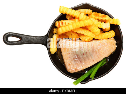 Cotta nel forno Sashimi di tonno con patate fritte e cipolla verde in padella in ghisa su bianco. Foto Stock