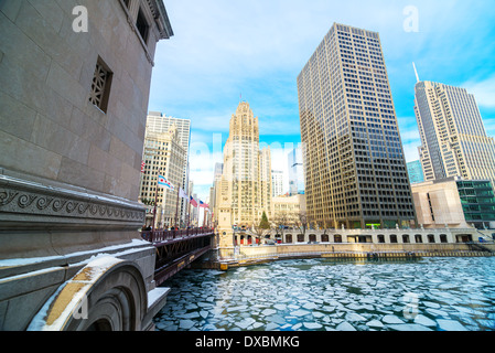 Icy Chicago River in downtown Chicago Foto Stock
