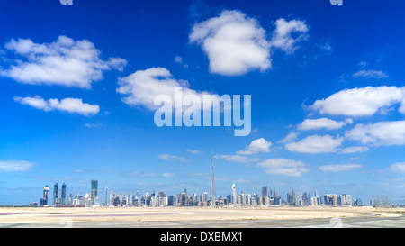 Skyline di Dubai dal deserto in Emirati Arabi Uniti Foto Stock