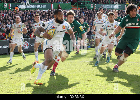 Leicester, Regno Unito. 23 Mar, 2014. Exeter Chiefs Fetu'u Vainikolo cammina di fretta fuori di difesa durante la Aviva Premiership partita di rugby tra Leicester Tigers e Exeter a Welford Road Credito: Azione Sport Plus/Alamy Live News Foto Stock