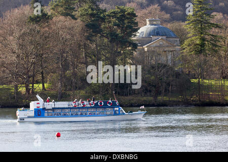 Lago di Windermere, Cumbria, Regno Unito. 23 Mar, 2014. I turisti fanno la maggior parte del tempo soleggiato per gite sul lago di Windermere. Nella foto: Miss Cumbria passando Belle Isle casa rotonda Credito: Gordon Shoosmith/Alamy Live News Foto Stock