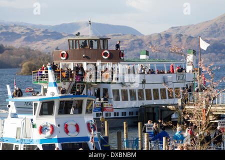 Lago di Windermere, Cumbria, Regno Unito. 23 Mar, 2014. I turisti fanno la maggior parte del tempo soleggiato per gite sul lago di Windermere. Nella foto: il sistema di cottura a vapore Teal arrivando a Bowness on Windermere Credito: Gordon Shoosmith/Alamy Live News Foto Stock