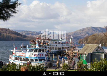 Lago di Windermere, Cumbria, Regno Unito. 23 Mar, 2014. I turisti fanno la maggior parte del tempo soleggiato per gite sul lago di Windermere. Nella foto: il sistema di cottura a vapore Teal arrivando a Bowness on Windermere Credito: Gordon Shoosmith/Alamy Live News Foto Stock