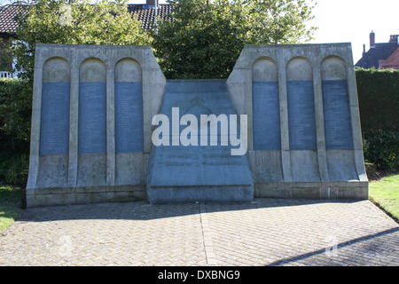 Il Dambusters 617 Squadron Memorial, situato a Woodhall Spa, onora il No. 617 Squadron della Royal Air Force britannica, noto per i loro bombardamenti di precisione durante la seconda guerra mondiale, in particolare il raid "Dam Busters" del 1943. Foto Stock