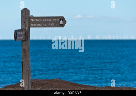 Segno posto a lunga distanza costa di Norfolk percorso spiaggia Cley Foto Stock