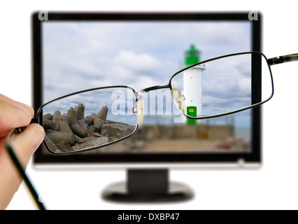 L uomo è la visione di faro sul display attraverso occhiali Foto Stock