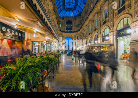 Vista notturna di interno della Galleria La Galleria Vittorio Emanuele II, Milano, Lombardia, Italia Foto Stock