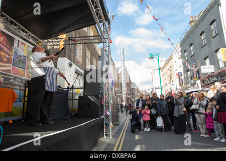 Londra, UK, 23 marzo 2014. Il coltello la giocoleria chef intrattiene la folla al gusto Brick Lane Credito: Neil Cordell/Alamy Live News Foto Stock