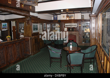 Lo Squadron Bar del Petwood Hotel a Woodhall Spa, Lincolnshire, è un luogo storico per i membri del 617 Squadron, famoso per il suo raid dei Dambusters durante la seconda guerra mondiale. Il casino degli ufficiali è un tributo alla loro eredità militare. Foto Stock