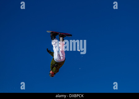 Snowboarder che viaggiano attraverso l'aria Foto Stock