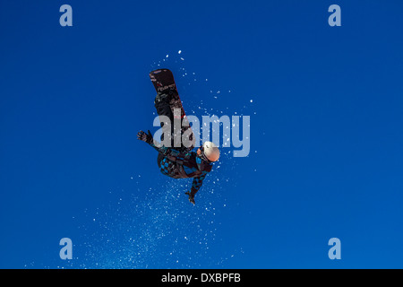Snowboarder che viaggiano attraverso l'aria Foto Stock