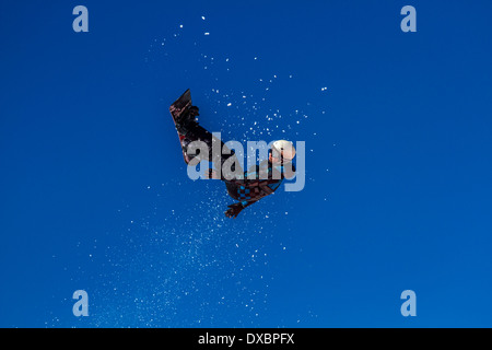 Snowboarder che viaggiano attraverso l'aria Foto Stock