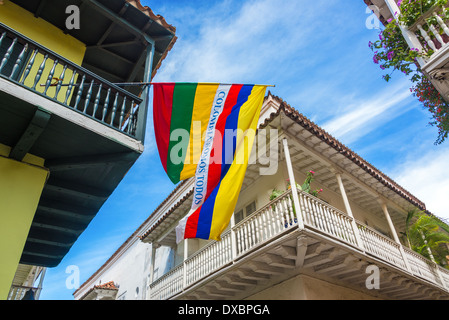 Balconi in stile coloniale con una bandiera colombiano nel centro storico di Cartagena, Colombia Foto Stock