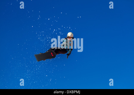 Snowboarder che viaggiano attraverso l'aria Foto Stock