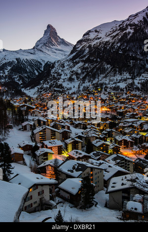 Crepuscolo inverno skyline con il Cervino dietro, zermatt wallis o il Vallese, Svizzera Foto Stock